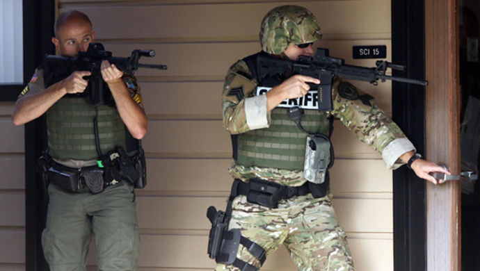  美国 社区学院 枪击案 致死10人--上海观察