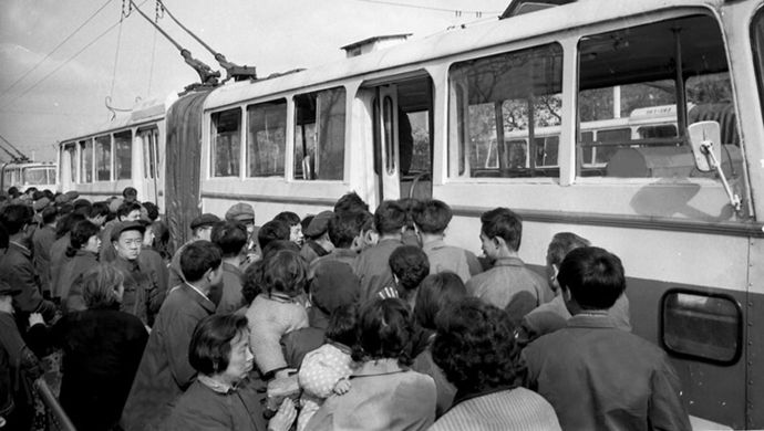 【老照片】30年前上海挤公交旧事