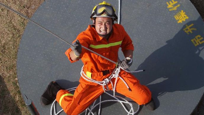 不赞不弹不悲情:消防员火灾现场不救火只拍照