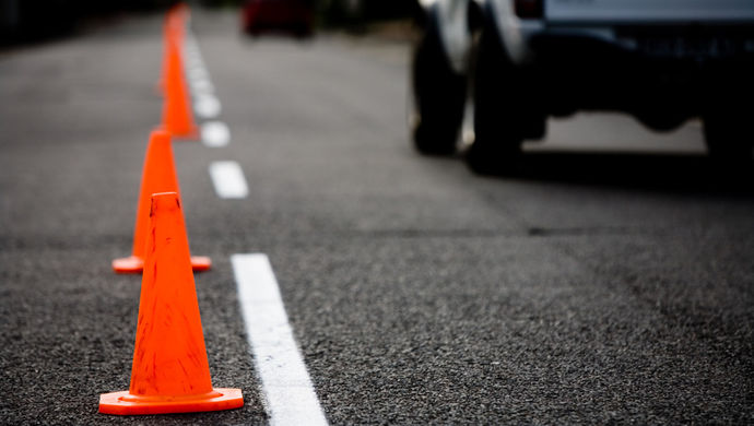 路面塌陷前一秒,杭州 协警挺身拦车 ,各国网友都