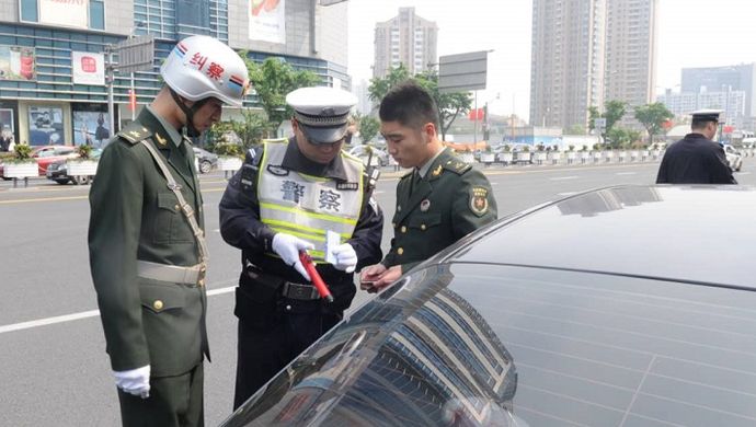 军车驾驶员在道路上驾驶军用车辆违反《中华人民共和国道路交通安全法