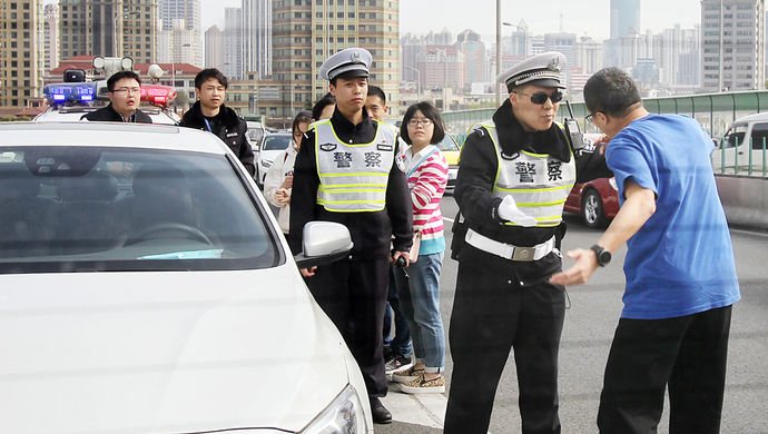 上海交通违法举报视频，采纳率为何只有4%--上海观察
