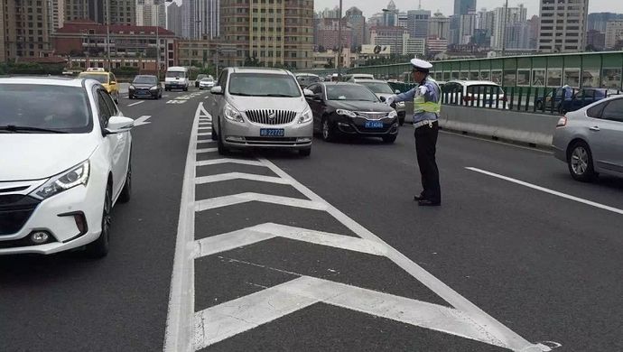 今天下午,交警总队高架支队就针对高架道路导流线违法变道行为开展