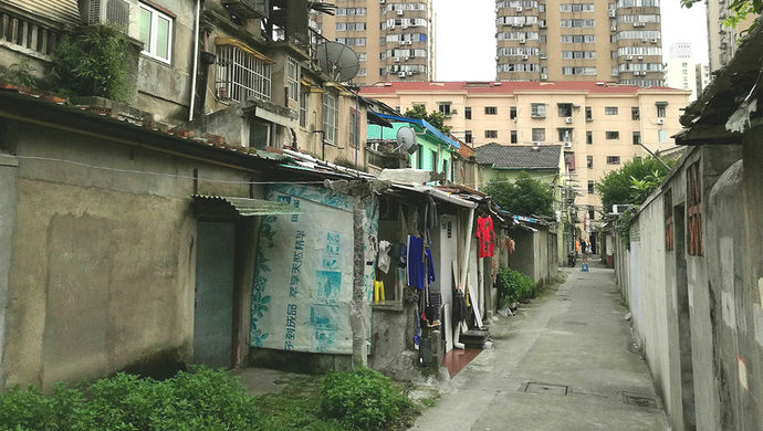 澳门路660弄优秀历史建筑内,违法建筑重重叠