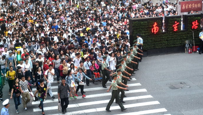 【我的国庆节】你在人流如织的外滩感受节日气氛,我在路口组成人墙