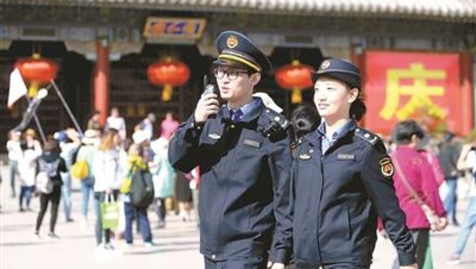 北京城管换新式制服,每个队员胸前均有号码,双