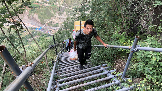 爬天梯再访悬崖村:中专生嫁进来,邻村蹭wifi,年