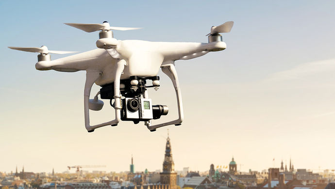 一中国女游客在梵蒂冈教堂附近放飞无人机被警