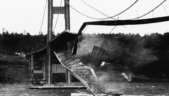 被8级风吹断,美国第三大悬索桥在风中诡异扭