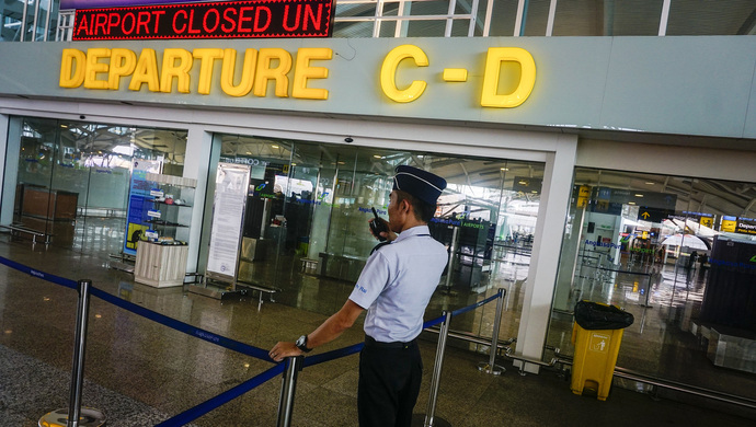 巴厘岛活火山喷发致机场关闭,上海游客包车奔