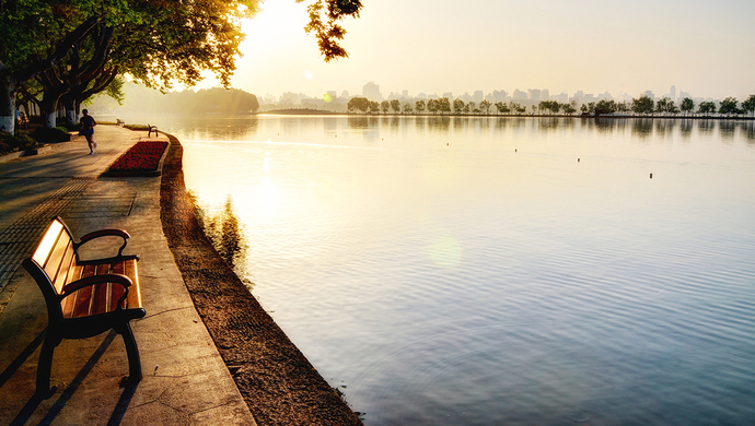 十九大后中央深改组首次会议提出“湖长制”,折射了环保理念怎样的重大转变?--上观