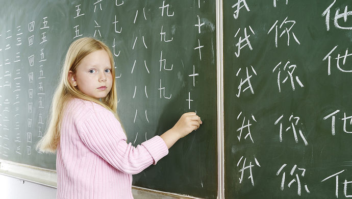 你在考雅思托福四六级，英国虎妈们着急把孩子送进中文学校--上观