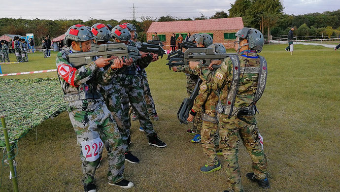 紧张刺激!身穿迷彩服手持镭射枪的国字号“枪战赛”,为啥选在崇明?--上观