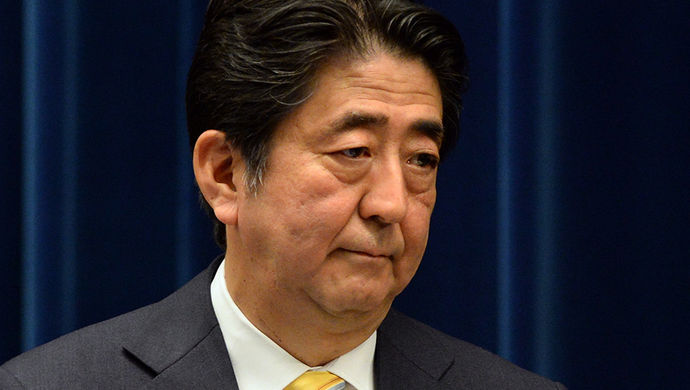 尴尬!安倍陪特朗普打高尔夫不小心摔了个底朝