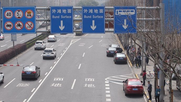 首日│在上海虚线变道也违法?连变两根车道、
