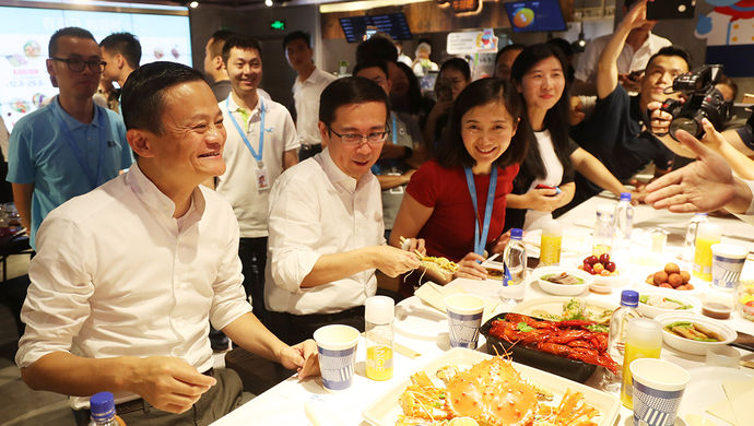 卖场超市在叫活不了,为什么马云吃小龙虾的这