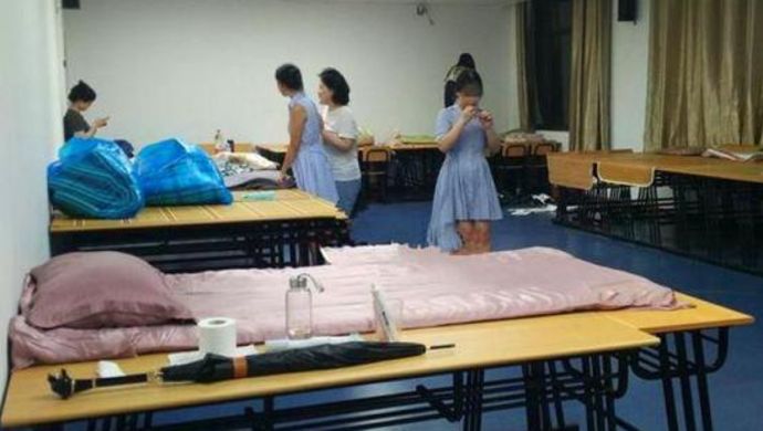 上海师大紧急推出空调教室战高温 供学生睡觉