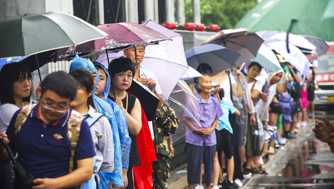 北大清华排队参观有了新商机?状元陪游每