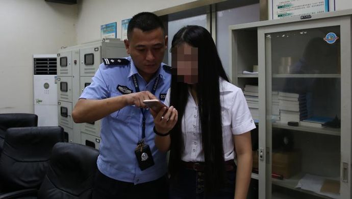 七夕夜,上海一女子家中与男友通话竟遭警方带