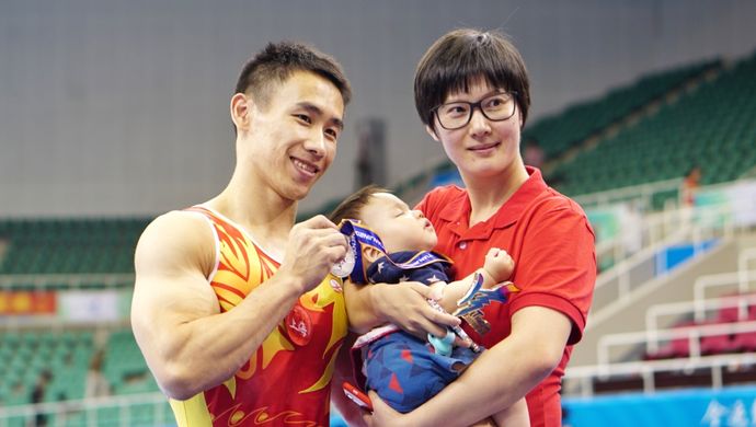 上海体操名将严明勇差点抱着儿子领奖,他和范忆琳为何有着"师徒关系?