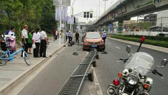 监控拍下一起单车事故,白衣驾驶员现场竟变黑