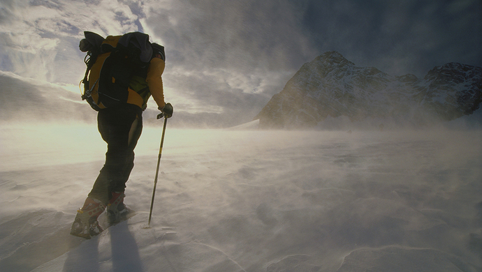 情侣违规登山女方受伤失联,男友获救后称:她悬