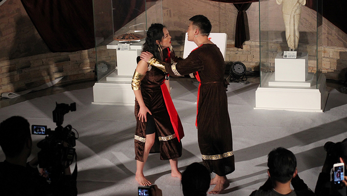 摘要:希腊文物间,浸入式戏剧《美狄亚》正在上演.