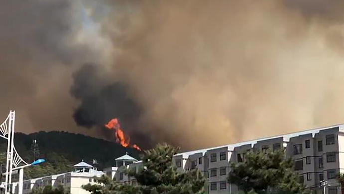 又一起!河北省青龙县突发山火,现场浓烟滚滚