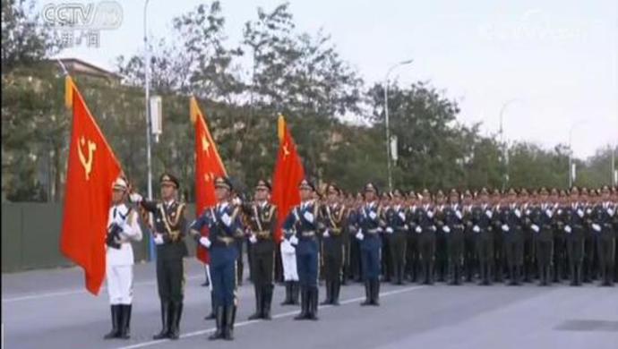 党旗国旗军旗:国庆阅兵首次出现三个旗组通过天安门