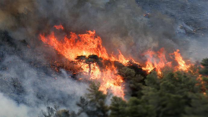 北京延庆发生森林火灾,230名消防指战员赶赴扑救