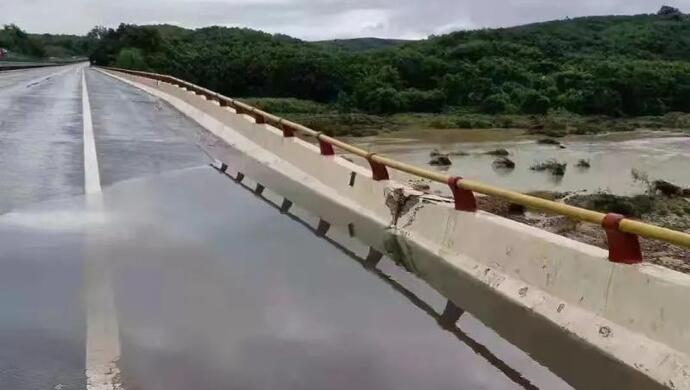 海南环岛高速珠碧江大桥桥面出现沉陷险情,已采取交通