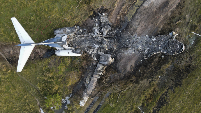美国发生飞机坠毁事故,机上21人全部生还