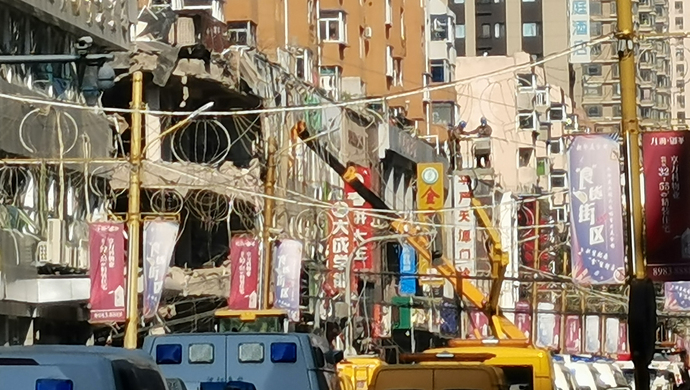 10月21日8时20分许,沈阳市和平区太原街南七马路路口发生燃气爆燃事故