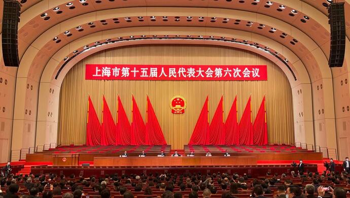 上海市十五届人大六次会议举行预备会议选举87位代表为主席团成员