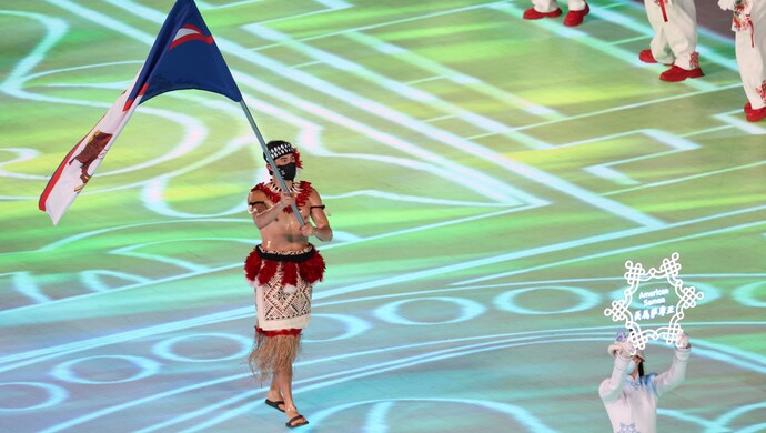 而在开幕式上不惧低温赤膊"涂油"的美属萨摩亚代表团旗手内森·克鲁普