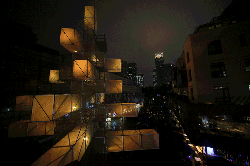 当夜幕降临,这棵25米高的圣诞魔方树,将声,光,电合一,带领观众穿越