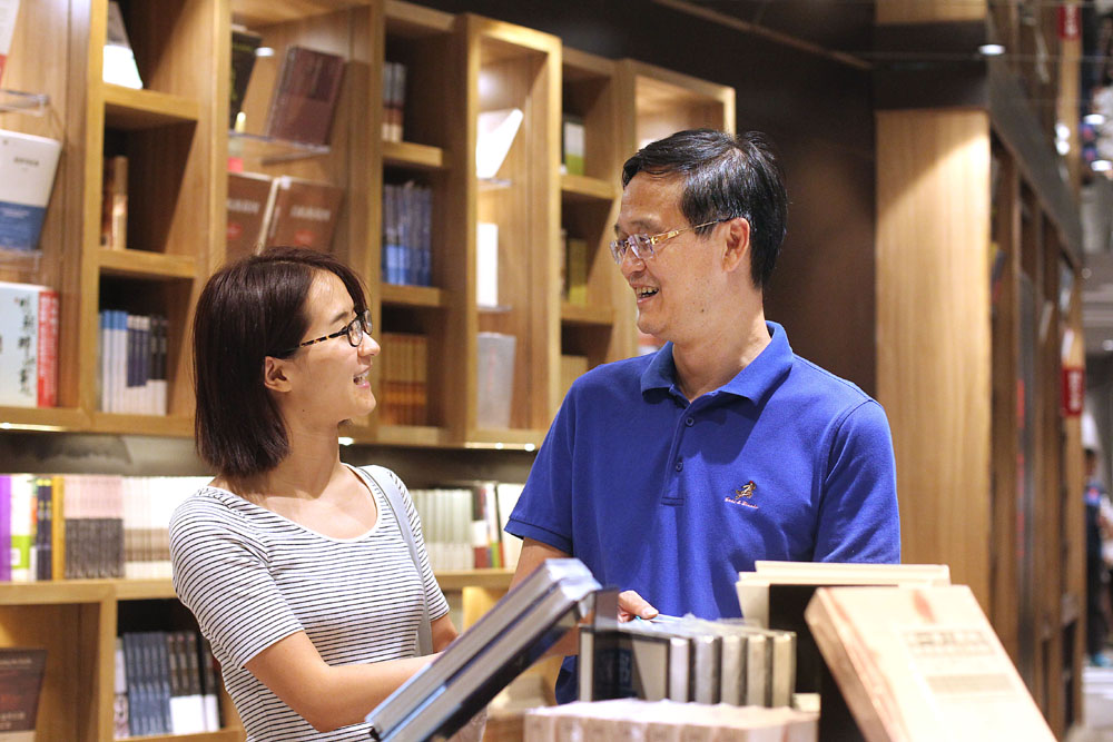 面对钟书阁新开设于上海市中心门店的"开门红",金浩,金钟书父女笑看