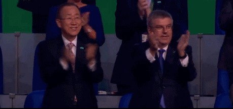 联合国秘书长潘基文与政要起立鼓掌