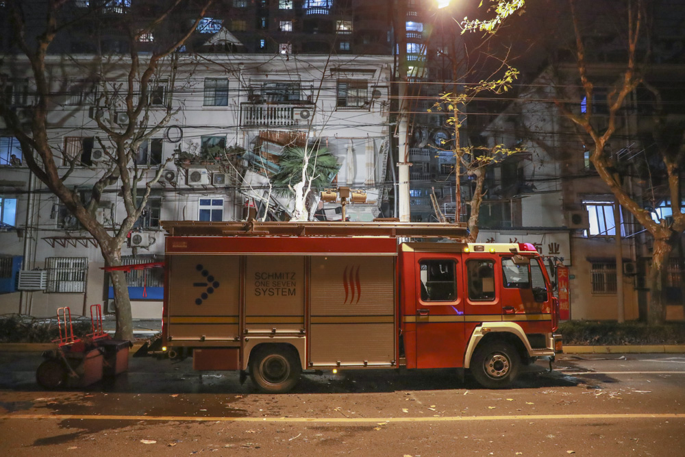 上海一居民楼发生爆燃事故 消防官兵救出一名被困人员