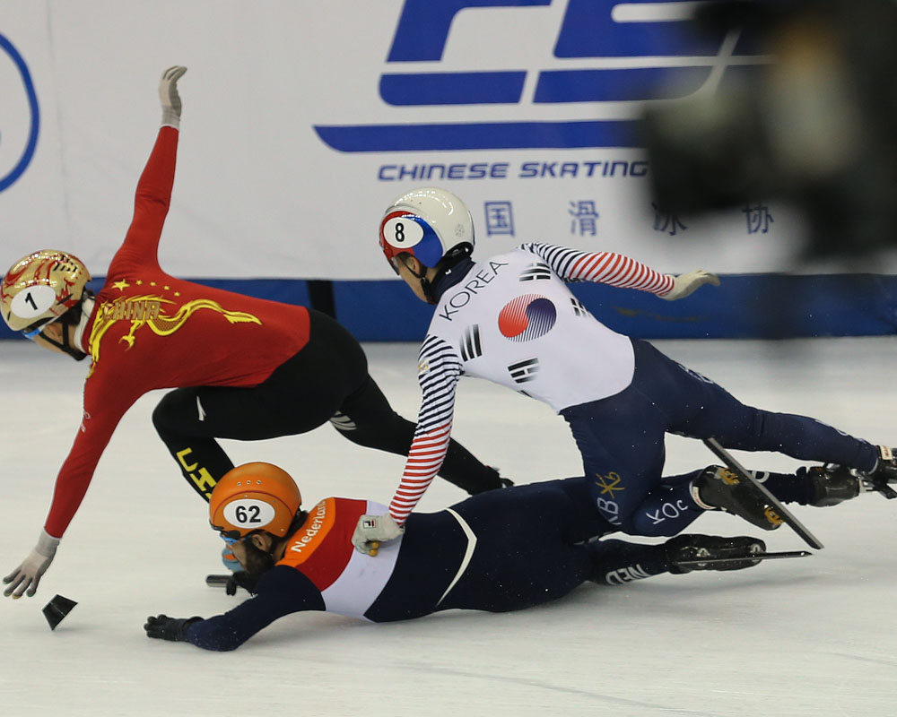 在2016短道速滑世界杯男子5000米接力决赛中,中国队率先冲线,韩国队