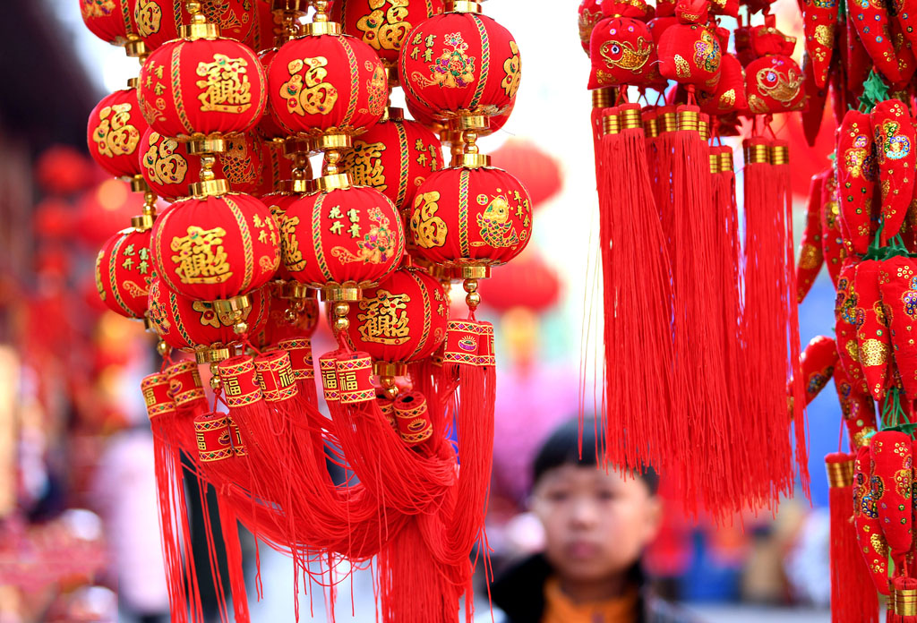 山东省潍坊青州年货市场上,人们忙着选购红灯笼。
