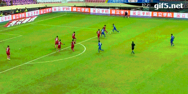 在笔者看来,申花和上港的上海德比踢了三年,各自的球票销售从当初的