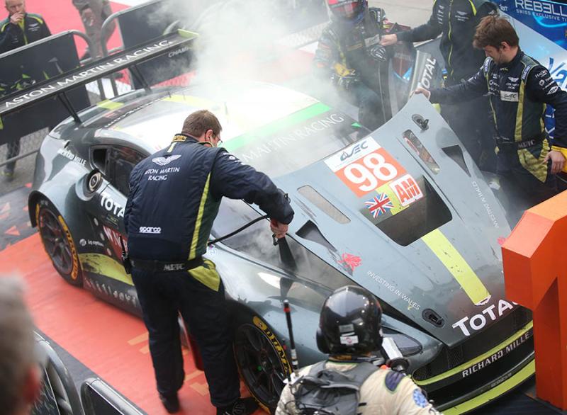 lmgte am组别冠军98号车进站,车队人员为赛车"降温".
