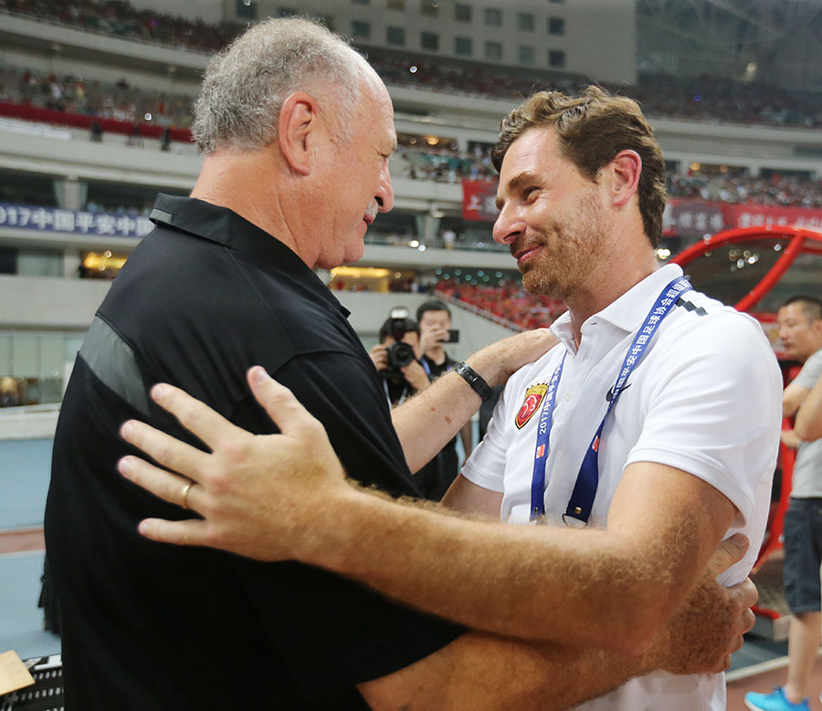 C罗现身八万人体育场,观看中超天王山之战-