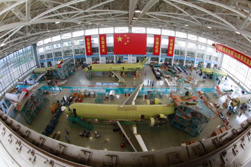 6架国产arj21飞机在上海飞机制造公司大场基地的车间里同时总装.