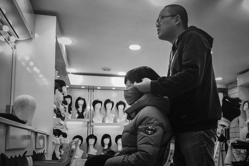 上海肿瘤医院旁的假发店里,他们戴上生命的尊