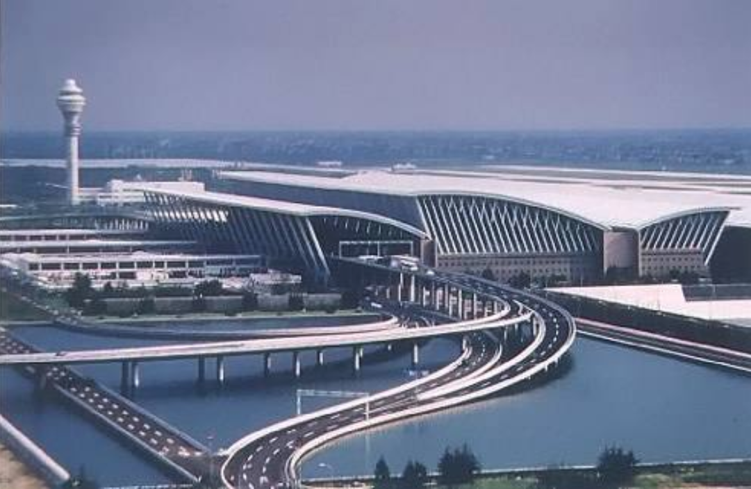 由保罗·安德鲁设计的浦东国际机场外型