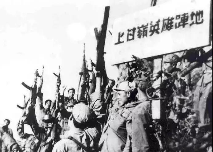 战士们激动地欢呼上甘岭战役的胜利.