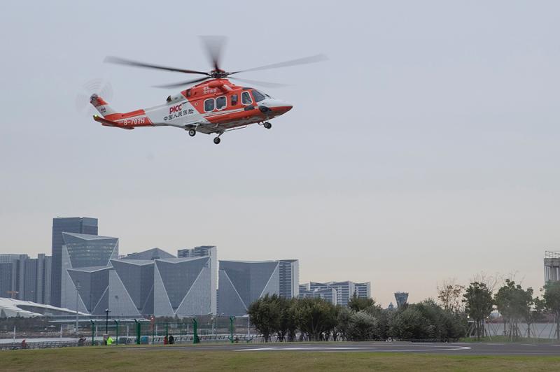 aw139专业医疗构型直升机盘旋在龙华直升机保障基地上空等待降落.