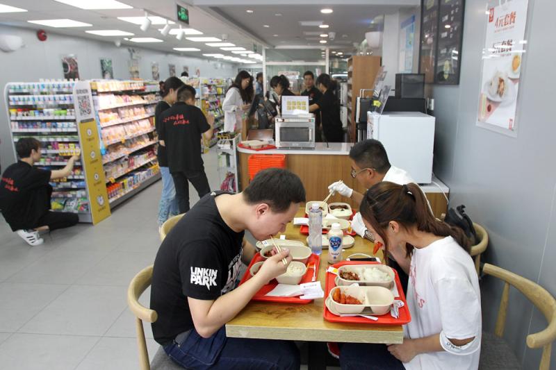 顾客在便利店内享用"热餐".